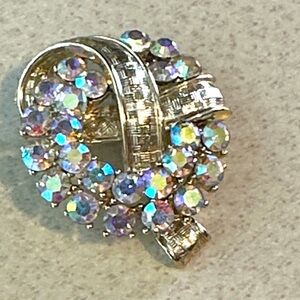 Vintage gold tone aurora borealis rhinestone Brooch un-marked (782)